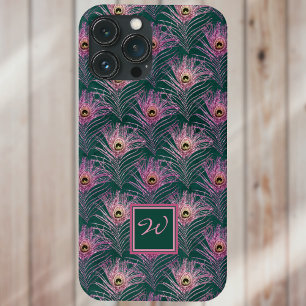 Rosa Pfauenfedern und Monogramm auf Tiefgrün iPhone 13 Pro Max Hülle