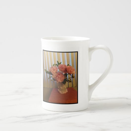 Rosa Pfingstrosen-Sträußchen Bone China Tasse (Rechts)