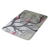 Rosa Pinienbäume und stilisierte Kiefernbäume Badematte (Schrägansicht)