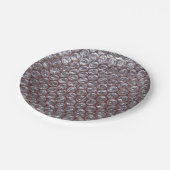 Rosa Plastiklufterbläschen sehen Teller aus Papier (Schrägansicht)