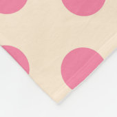 Rosa Polka-Punkte auf Sahne Fleecedecke (Ecke)