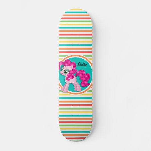 Rosa Pony, heller Regenbogen Streifen Skateboard (Vorderseite)