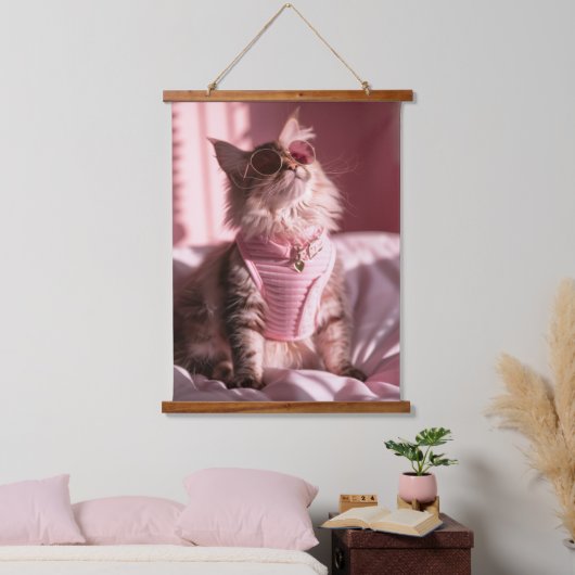 Rosa Purfektion: Chic Cat im Stil Wandteppich Mit Holzrahmen (Schlafzimmer)