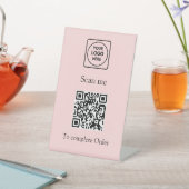 Rosa QR-Code | Kundenspezifisches Firmenlogo scann Sockelschild (In SItu)