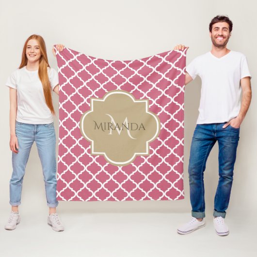Rosa Quatrefolie mit Girl-Monogramm und Name Fleecedecke (Beispiel)