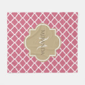 Rosa Quatrefolie mit Girl-Monogramm und Name Fleecedecke (Vorderseite (Horizontal))