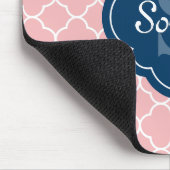 rosa Quatrefolienmuster Navy Monogram Mousepad (Ecke)
