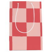 Rosa Red Checkered Gingham Pattern Mittlere Geschenktüte (Vorderseite)