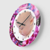 Rosa Redbud-Blüten im Bloom Baby Girl-Foto Große Wanduhr (Winkel)
