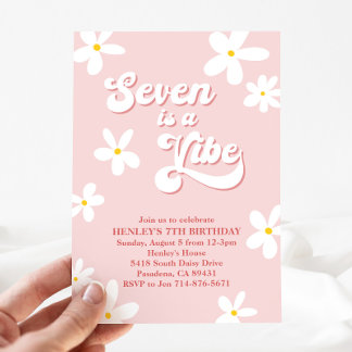 Rosa Retro Daisy Seven ist ein lebendiger Geburtst Einladung