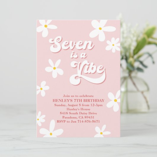 Rosa Retro Daisy Seven ist ein lebendiger Geburtst Einladung (Stehend Vorderseite)