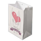 Rosa Retro Doodle Herz Brautparty Mittlere Geschenktüte (Vorderseite Schrägansicht)