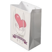 Rosa Retro Doodle Herz Brautparty Mittlere Geschenktüte (Rückseite Schrägansicht)