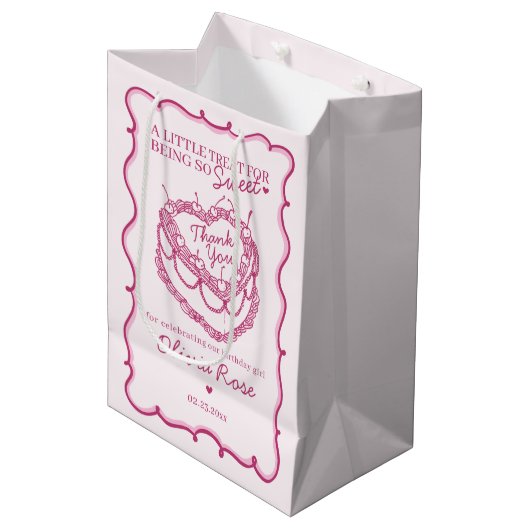 Rosa Retro Herz Coquette Cherry Cake Birthday Mittlere Geschenktüte (Vorderseite Schrägansicht)