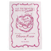 Rosa Retro Herz Coquette Cherry Cake BridalDusche Mittlere Geschenktüte (Rückseite)