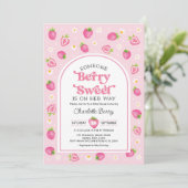 Rosa Retro Strawberry Berry Sweet Baby Girl Dusche Einladung (Stehend Vorderseite)