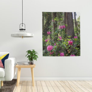 Rosa Rhododendren in einem Wald Wandteppich