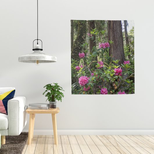 Rosa Rhododendren in einem Wald Wandteppich