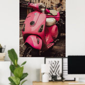 Rosa Roller parkt auf der Straße Poster (Heimbüro)