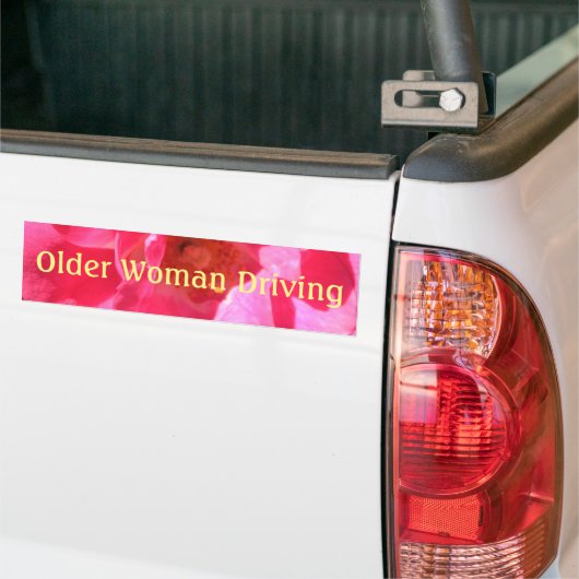 Rosa Rosa ältere Frau, die Autoaufkleber fährt (Auf Lkw)