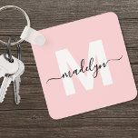 Rosa Rosa Anfangsname Monogramm Schlüsselanhänger<br><div class="desc">Erstellen Sie Ihren eigenen stilvollen, modernen, maßgeschneiderten World Traveller Girly Blush Pink Monogram Square Schlüsselanhänger. Dieser niedliche quadratische Schlüsselanhänger bringt eine unterhaltsame und moderne Touch in Ihre Alltagsessenzen. Das Design verfügt über ein fett weißes Monogramm, das zunächst auf einem weichen, schwarz rosa Hintergrund zentriert ist und in elegantem, schwarzem Skript...</div>
