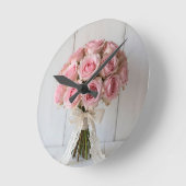 Rosa rosa Bouquet Perlen-Spitze Romantisch Runde Wanduhr (Winkel)