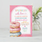 Rosa rosa Donuts mit Liebe gesprenkelt Einladung (Stehend Vorderseite)