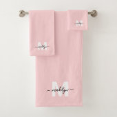 Rosa Rosa Elegant Minimaler Name Monogram Badhandtuch Set (Insitu)