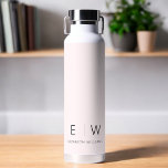 Rosa Rosa Elegant Moderner Name des Minimalistisch Trinkflasche<br><div class="desc">Erhöhen Sie Ihre Hydratationsroutine mit unserer klassischen Elegant Moderne Minimalistische Monogram Black Water Flasche. Die sorgfältig gestaltete Wasserflasche vereint zeitlose Eleganz mit zeitgemäßem Minimalismus und ist somit ein stilvolles und funktionales Accessoire für Ihren Alltag. Diese Wasserflasche ist mit Präzision und Liebe zum Detail gefertigt und ist mehr als nur ein...</div>