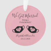 Rosa Rosa Elegant Verheiratet während des Pandemie Ornament (Vorderseite)