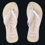 Rosa Rosa Elegante Hochzeit der Trauzeugin Gold La Badesandalen<br><div class="desc">Diese wunderschönen Hochzeitskippen sind eine großartige Möglichkeit, Ihre Trauzeugin zu danken und zu erkennen, während sie gleichzeitig ihre Füße rette. Das elegante Design mit goldfarbenen Spitzen-Frills auf einem hellrot-rosa Hintergrund und extravagant goldfarbenen Schriftzeichen. Der Test liest Trauzeugin mit ihrem Namen unten. Ein guter Weg, ihr zu danken, dass sie Teil...</div>