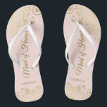 Rosa Rosa Elegante Hochzeit der Trauzeugin Gold La Badesandalen<br><div class="desc">Diese wunderschönen Hochzeitskippen sind eine großartige Möglichkeit, Ihre Trauzeugin zu danken und zu erkennen, während sie gleichzeitig ihre Füße rette. Das elegante Design mit goldfarbenen Spitzen-Frills auf einem hellrot-rosa Hintergrund und extravagant goldfarbenen Schriftzeichen. Der Test liest Trauzeugin mit ihrem Namen unten. Ein guter Weg, ihr zu danken, dass sie Teil...</div>