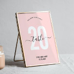 Rosa Rosa Elegantes Script Moderne Tischnummer<br><div class="desc">Mit diesem eleganten rosafarbenen Schild an der Tischnummer können Sie Ihre private oder geschäftliche Veranstaltungsdekoration beenden. Diese feminine Tischnummer-Karte bietet eine große Anzahl in blassrosa und elegante kalligraphische Schriftart, ideal für Ihre Firmenfeier, Wohltätigkeit Fundraiser, Jubiläumsessen oder Hochzeitsempfang, dieses stilvolle Design wird jeden Anlass Anzug! Sie können alle Texte und Farben...</div>
