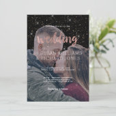 Rosa Rosa Goldtypo Schwarzer Glitzer Foto Hochzeit Einladung (Stehend Vorderseite)