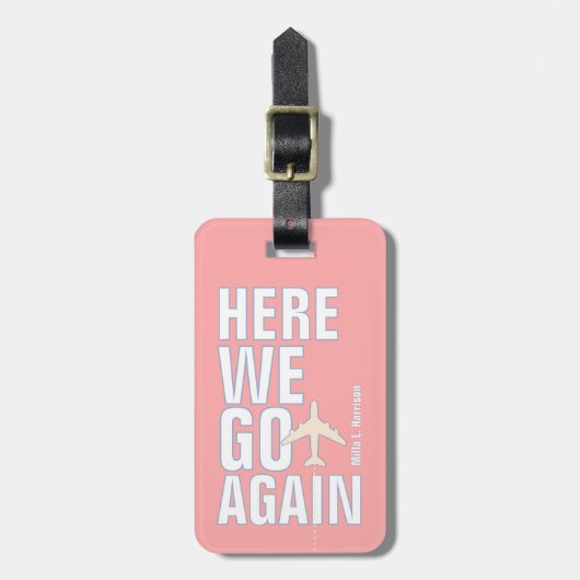 Rosa Rosa "HIER GEHEN WIR WIEDER" Flugzeug Reise Gepäckanhänger (Vorderseite vertikal)