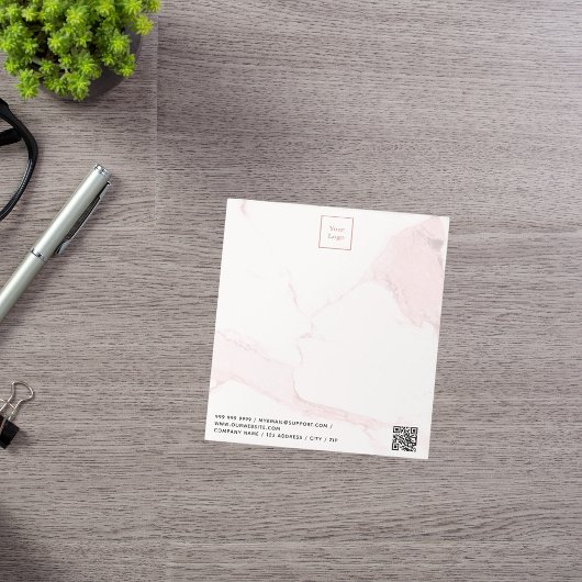 Rosa Rosa Marmor elegantes Firmenlogo QR-Code Notizblock
