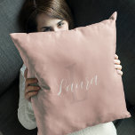 Rosa rosa moderne Schrift mädchenhafte Monogrammbe Kissen<br><div class="desc">Einfaches,  modernes,  staubrosafarbenes mit Monogramm und personalisiertes Kissen mit weißem Chic-Schrift.</div>