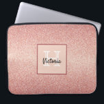 Rosa Rosa Rosa Glitzer glänzende Glasur Laptopschutzhülle<br><div class="desc">Mädchen und elegant. Eine Rose goldene Farbverlauf Imitat Glitzer Muster. Personalisieren Sie Ihren Namen und fügen Sie ihn hinzu. Ein Rahmen mit Platz für Ihren Namen und Monogramm-Buchstaben. Weiße und schwarze Buchstaben. Glam für Mädchen ,  Teenager und Frauen.</div>