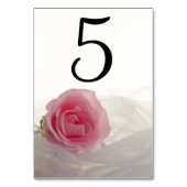 Rosa Rose auf den Tischnummern der Weißen Hochzeit (Rückseite)