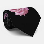 Rosa Rose auf Schwarzem Krawatte (Gerollt)