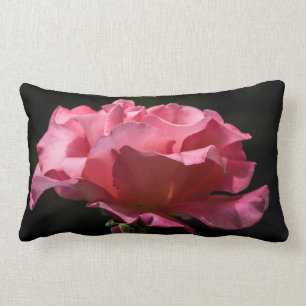 Rosa Rose auf schwarzem Throw-Kissen Lendenkissen