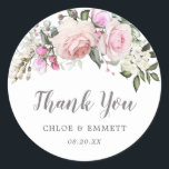 Rosa Rose Gastgeschenk Hochzeit Runder Aufkleber<br><div class="desc">Elegant rosa Rosa Blütenhochzeit danke Ihnen Aufkleber. Rosa Rosen und weiße Hydrangea-Blume sind in sanften Salbei-grünen Blätter eingebettet. Sie bilden ein Spray an der Spitze des Siegels der Gastgeschenk Hochzeit. Vielen Dank ist in einem schönen und beliebten Skript geschrieben. Die Namen der Ehepaare sind unten in einem klassischen Serif-Schriftart geschrieben....</div>