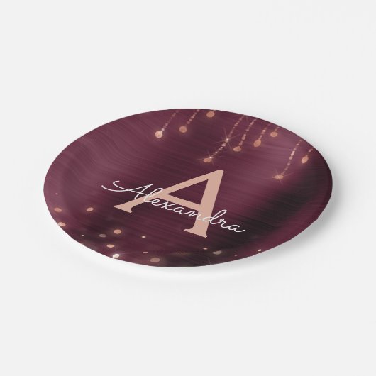 Rosa Rose Gold Burgundy Sparkle Monogram Birthday Pappteller (Schrägansicht)