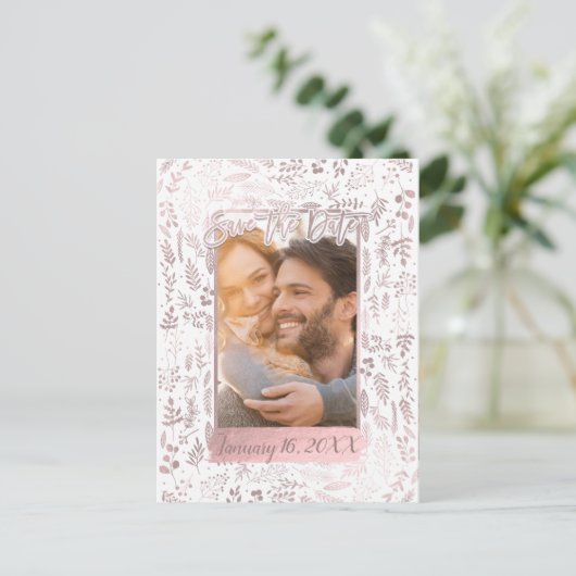 Rosa Rose Gold Foil Modernes Drehbuch Save the Dat Ankündigungspostkarte (Stehend Vorderseite)