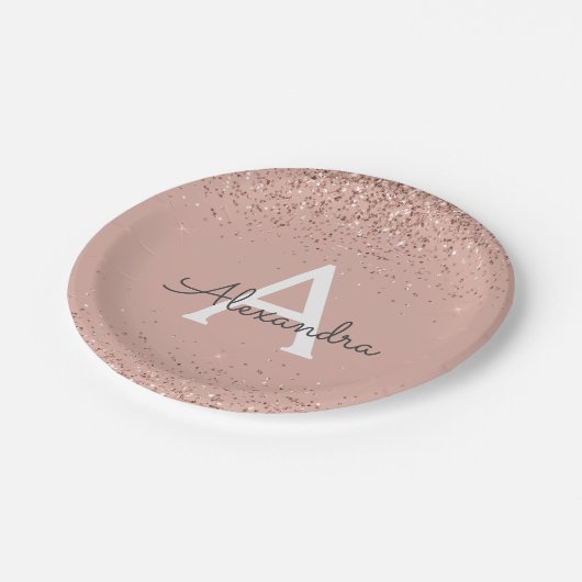 Rosa Rose Gold Glitzer Girly Monogram Birthday Pappteller (Schrägansicht)