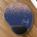 Rosa Rose Gold Glitzer Navy Blauer Name Gel Mousepad<br><div class="desc">Navy Blue und Terracotta Sparkle Glitzer Monogram Name and Initial Mousepad (Mouse Pad). Das macht den perfekten 16 Geburtstag,  Hochzeit,  Brautparty,  Jubiläum,  Babydusche oder Junggeselinnen-Abschied Geschenk für jemanden,  der Lieben glamourösen Luxus und schicke Stile.</div>