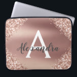 Rosa Rose Gold Glitzer und Sparkle Monogramm Laptopschutzhülle<br><div class="desc">Rosa Rose Gold Imitat Glitzer und glatter,  metallischer Foil Elegant Monogram Case. Dieser Fall kann individuell auf Ihren Anfangs- und Vornamen angepasst werden.</div>