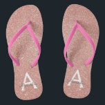 Rosa Rose Gold Glitzer und Sparkone Monogramm Badesandalen<br><div class="desc">Rosa Rose Gold Imitate Glitzer und Sparkle Girly Beach Hochzeiten Flip Flops. Diese Girly Pink Rose Gold Flip Flops können auf Ihren Erstnamen und Vornamen angepasst werden und sind ein perfektes Brautparty,  Junggeselinnen-Abschied oder Geburtstagsparty Gefallen am Strand.</div>