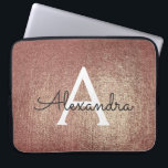 Rosa Rose Gold Metallic Foil Laptopschutzhülle<br><div class="desc">Rosa Rose Gold Imitate Metallic Foil Girly Glam Elegant Monogram Case. Dieser Fall kann so angepasst werden,  dass er Ihren Anfangs- und Vornamen enthält. Wenn Sie passende Artikel wünschen,  wenden Sie sich bitte an den Designer.</div>