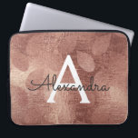Rosa Rose Gold Metallic Foil Laptopschutzhülle<br><div class="desc">Rosa Rose Gold Imitate Metallic Foil Girly Glam Fall oder Herbst Leaf Muster Monogram Case. Dieser Fall kann so angepasst werden,  dass er Ihren Anfangs- und Vornamen enthält. Wenn Sie passende Artikel wünschen,  wenden Sie sich bitte an den Designer.</div>